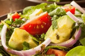 Campingrecept salade met avocado en tomaat: snel en eenvoudig