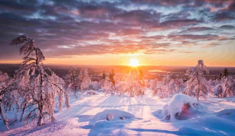 Winterlandschap in Zweden bij zonsondergang