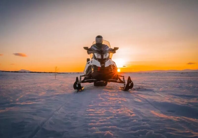 Met de sneeuwscooter door het winterlandschap van Stugudalen