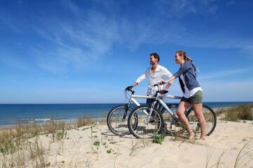 Fietsers op het strand aan de Atlantische kust