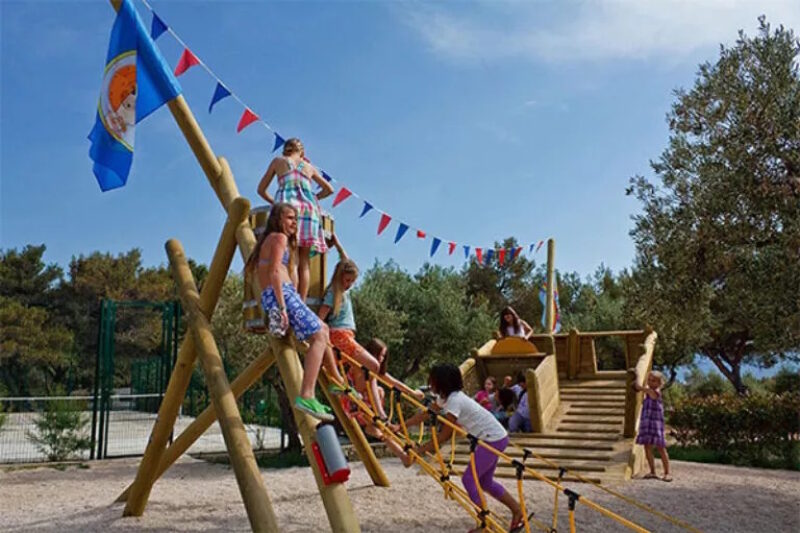 Kinderen spelen in een speeltuin